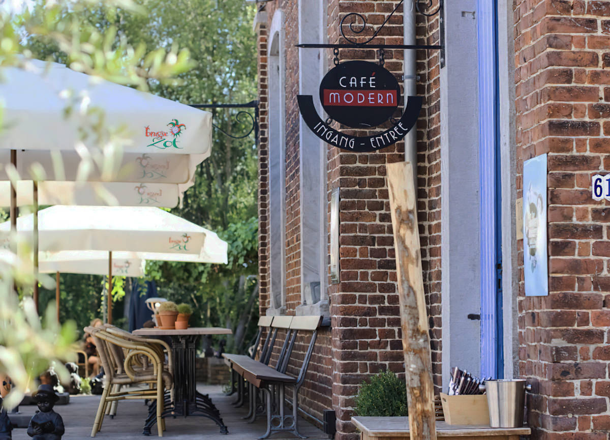 Vue générale du Café Café Modern à Teuven Belgique