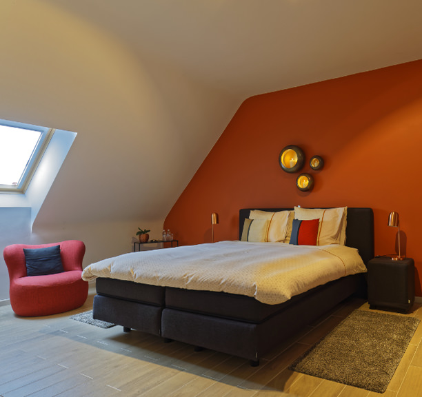 SSchlafzimmer mit schiefer Decke Zwaeneberg