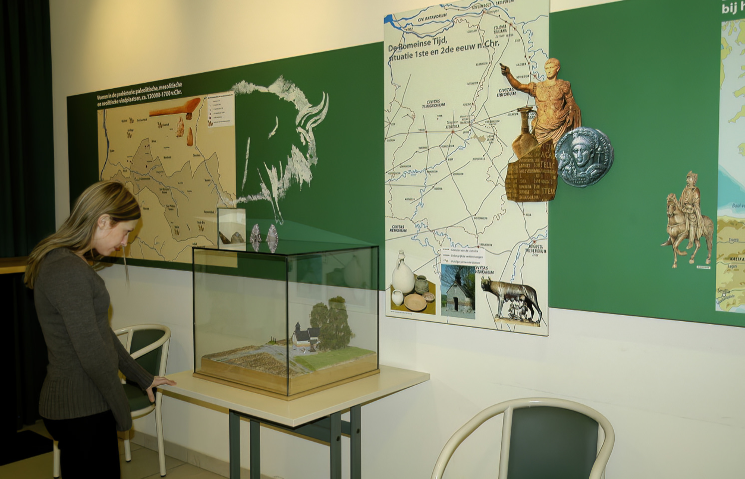 Ein Besucher sieht sich einen Teil der Ausstellung über die Region Voer an