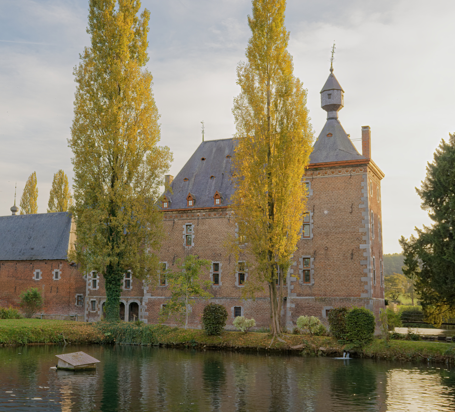 Schloss Sint-Pieters-Voeren aus der Nähe gesehen