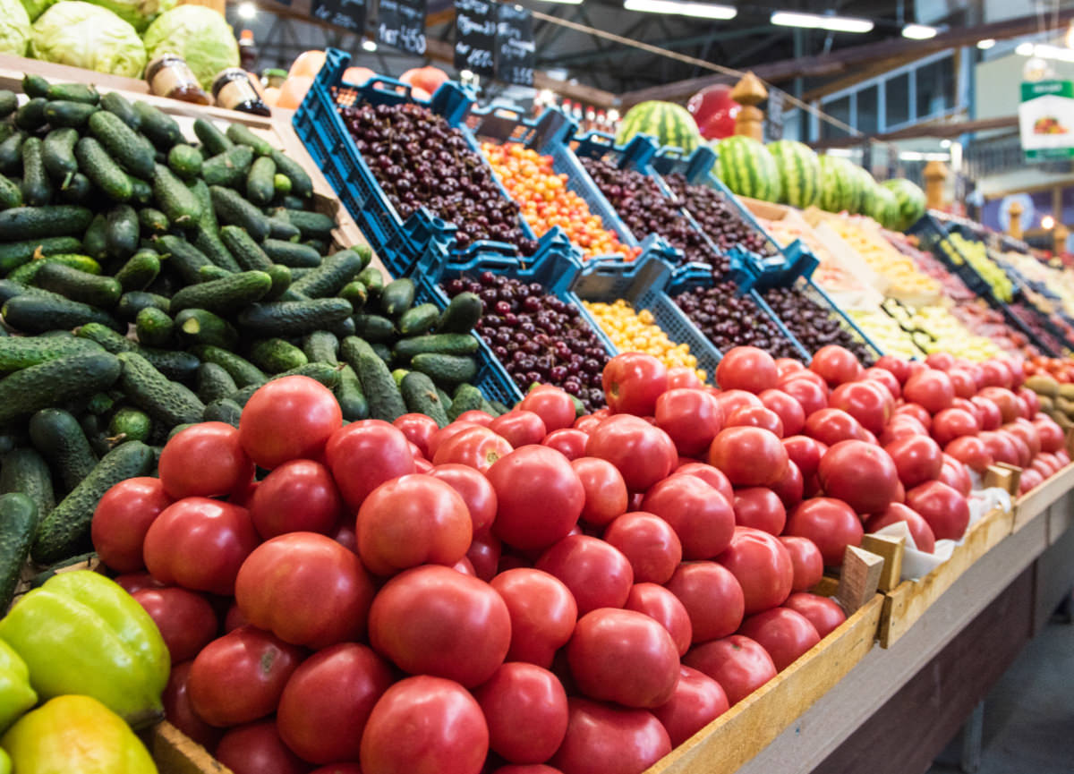 Étal de marché avec des légumes et des fruits aux belles couleurs vives