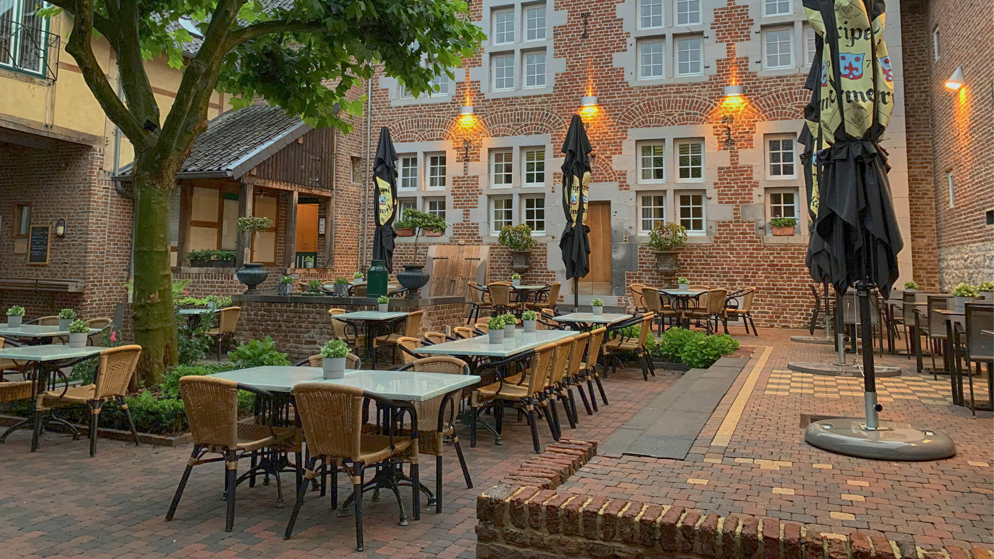 Vooraanzicht met terras op binnenplaats van hotel restaurant Blanckthys.