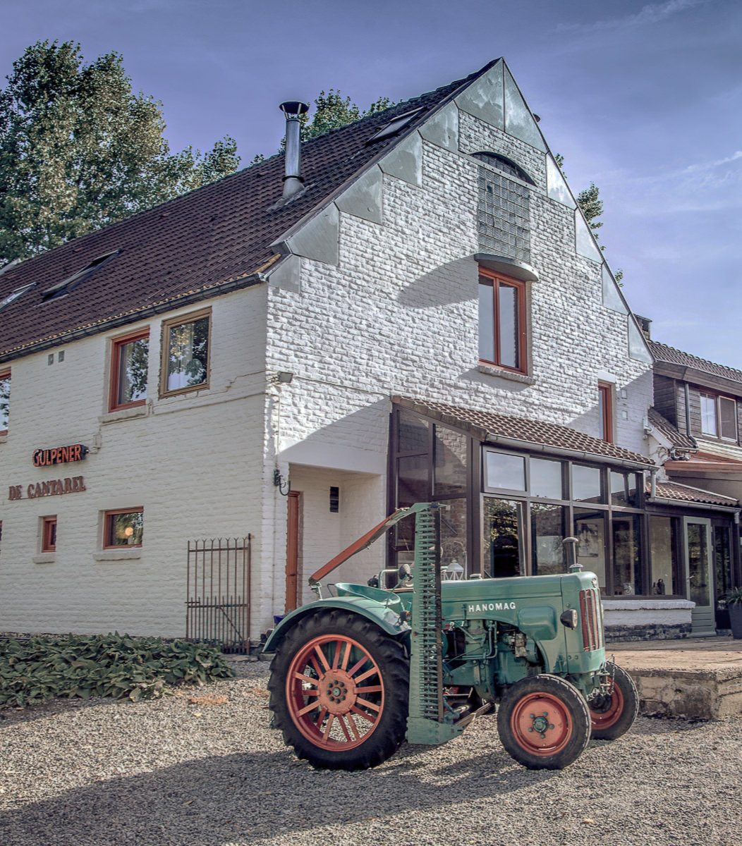 De Cantarel seen from the outside with an old tractor in front