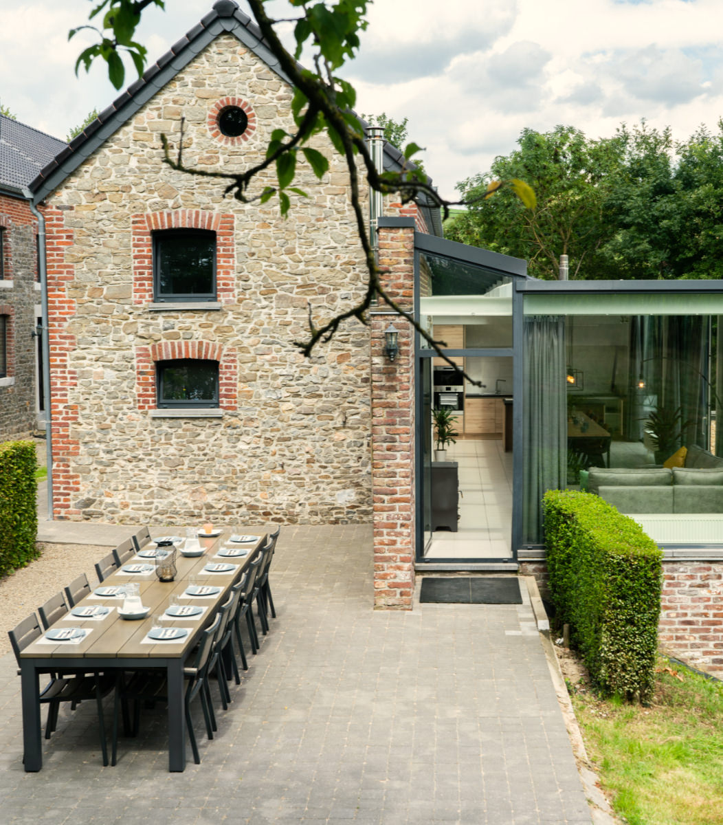 Voorkant vakantieappartementen met een grote gedekte tafel