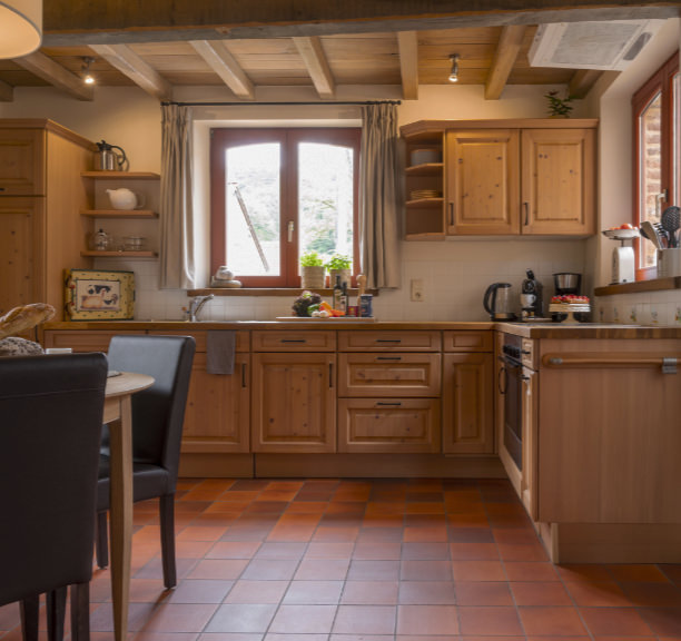 Tuintafel met stoelen aan zijkant van vakantiehuis Dal van Schophem