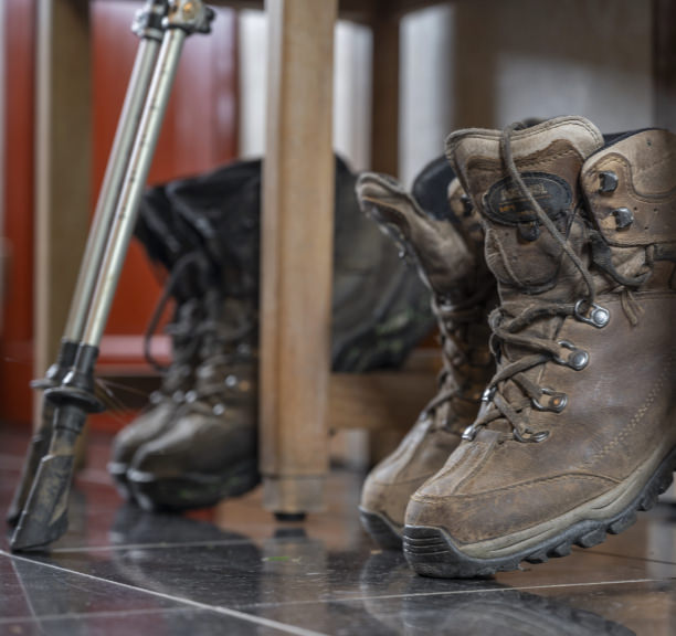 Wandelschoenen in de gang van vakantiehuis Dal van Schophem