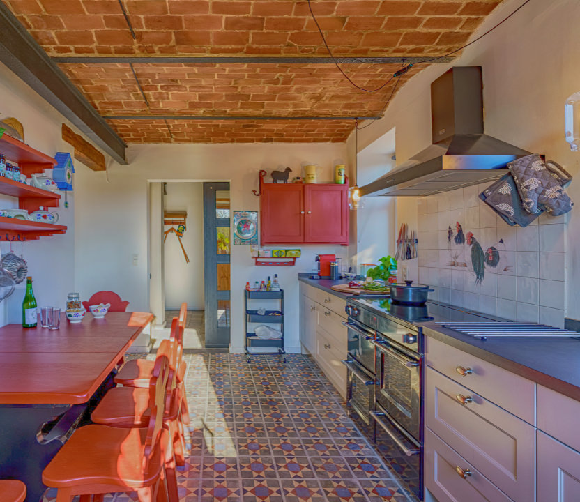 Kitchen to the corridor in De Lamderij