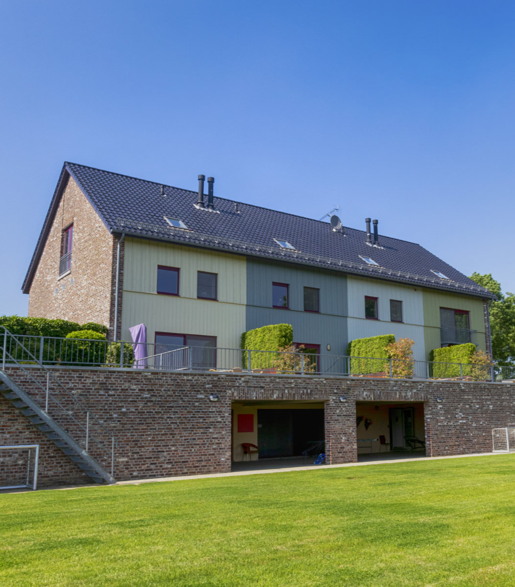 The Snauwenberg seen from the lawn