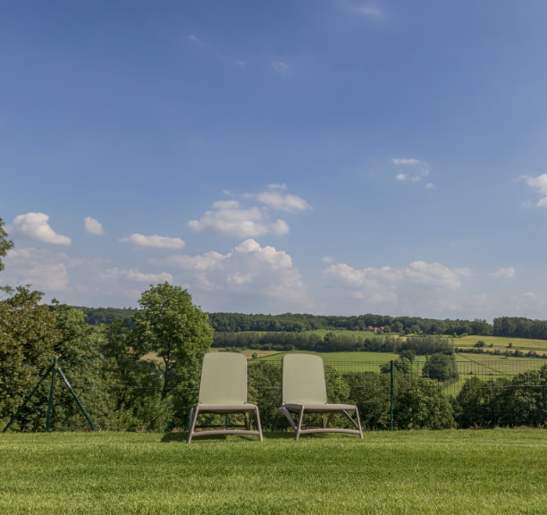 Panorama met 2 ligstoelen bij De Snauwenberg