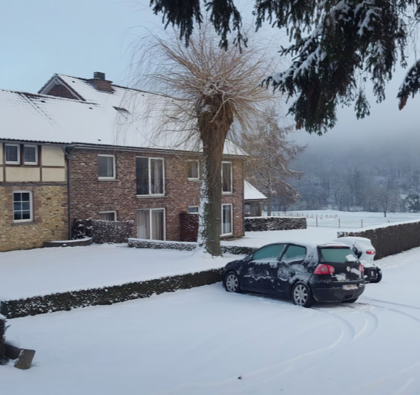 Het Gulpdal in de sneeuw met parkeerplaatsen voor de deur