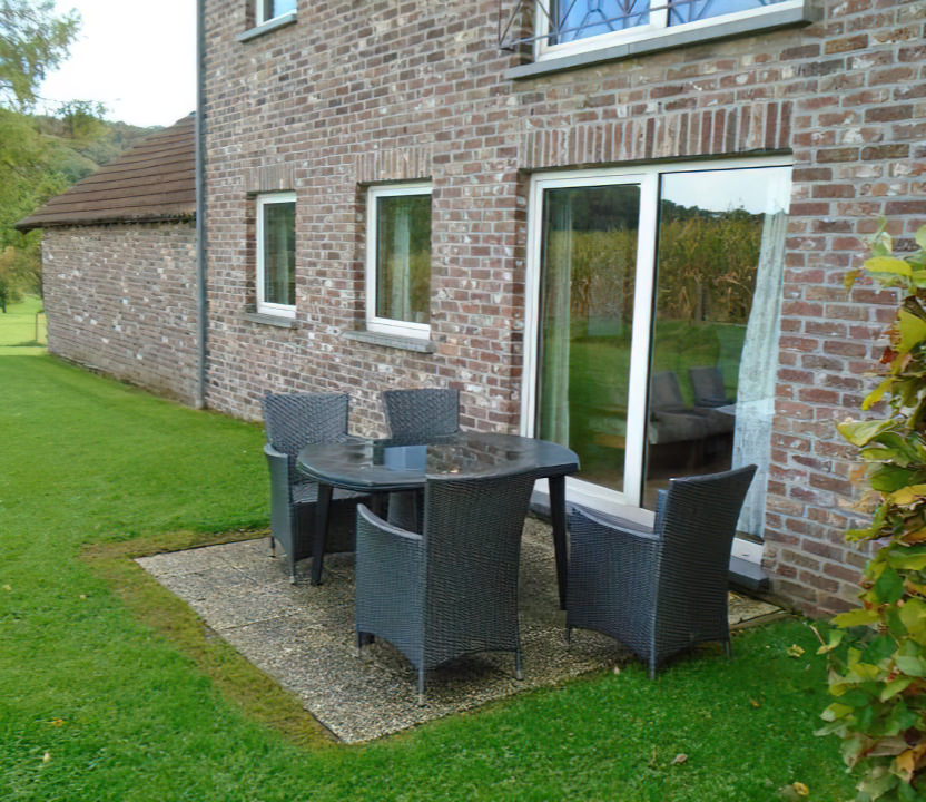 Tuin tafel en stoelen naast 't Gulpdal