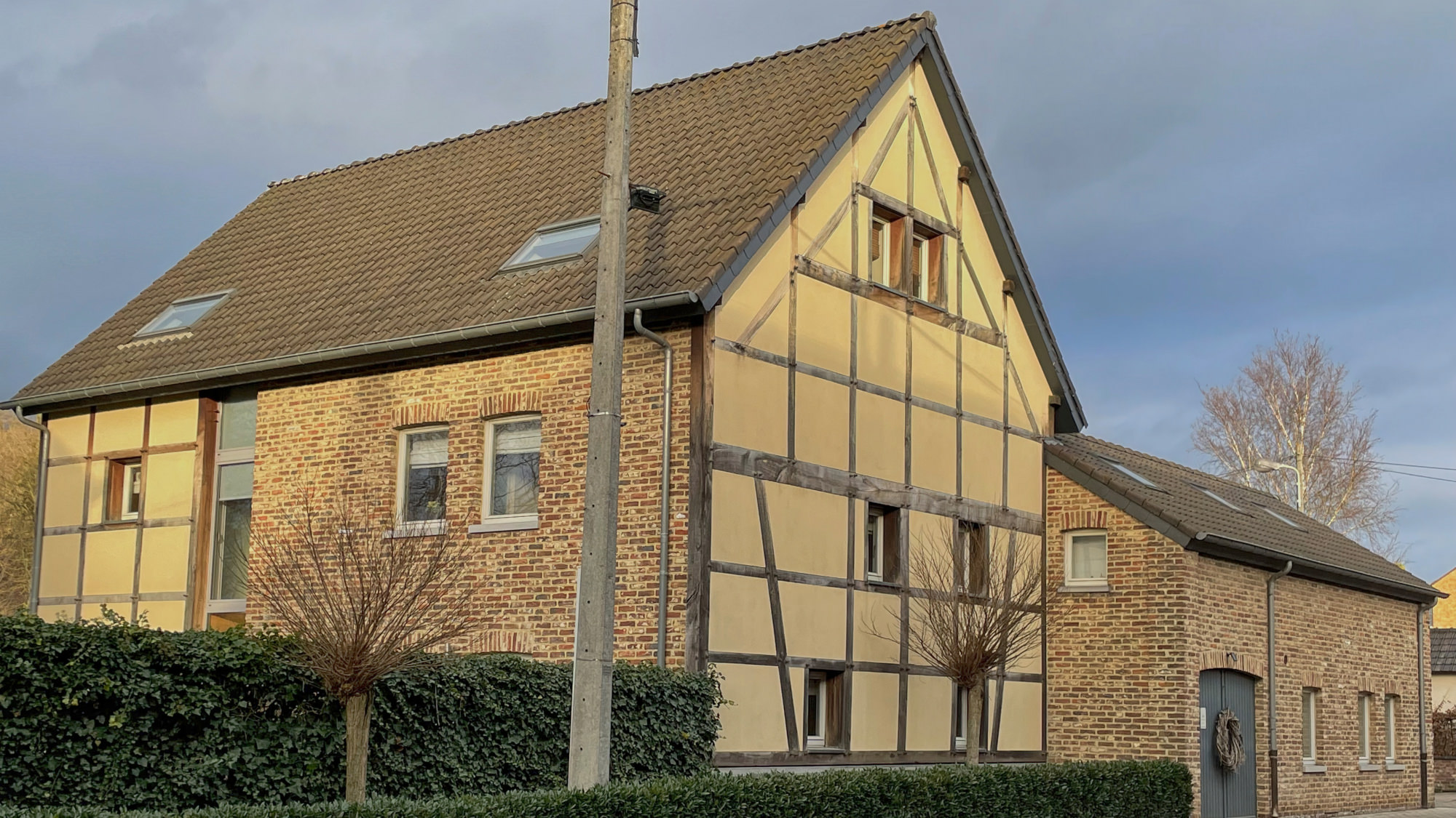 Front view of Het Maelhof, a half-timbered house.