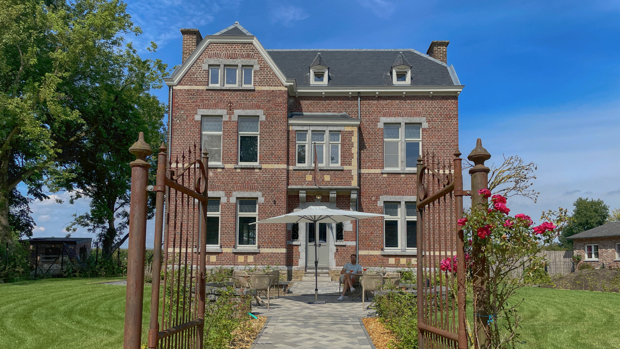 Large photo of Het Notarishuis seen from the front.