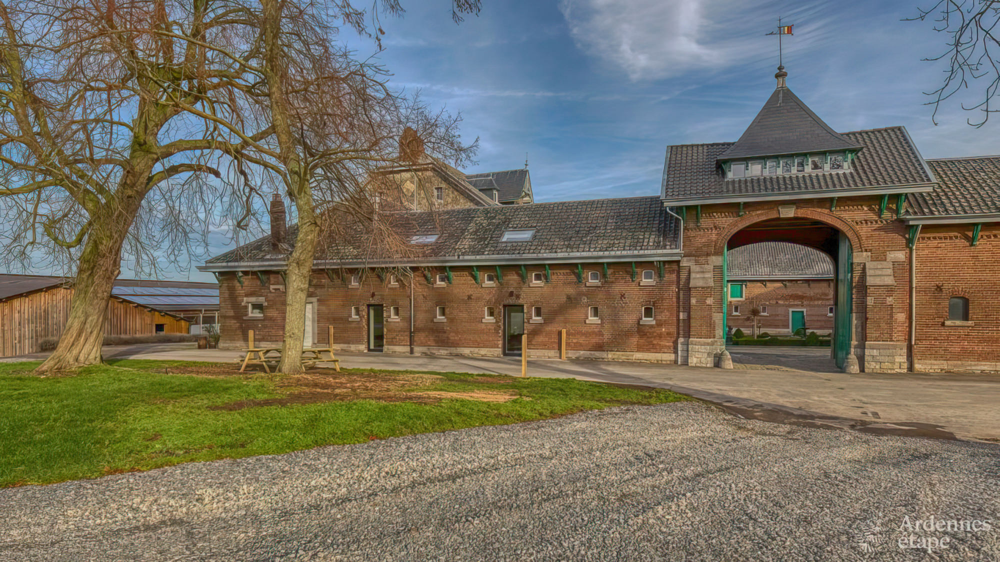 Vooraanzicht van de grote boerderij Hoeve Kloosterhof in Teuven.