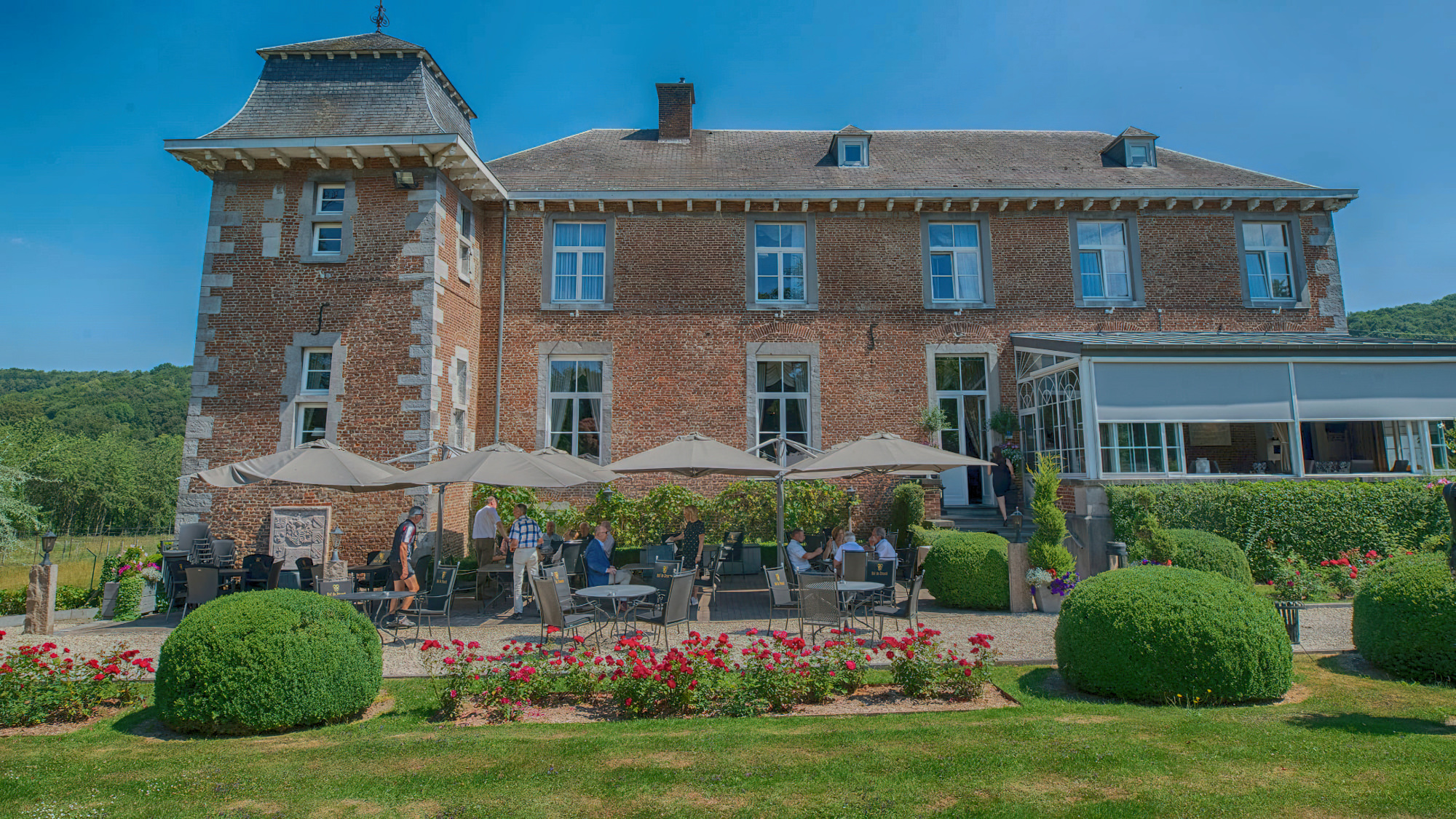 Front view of Hostellerie Hof de Draeck with terrace.