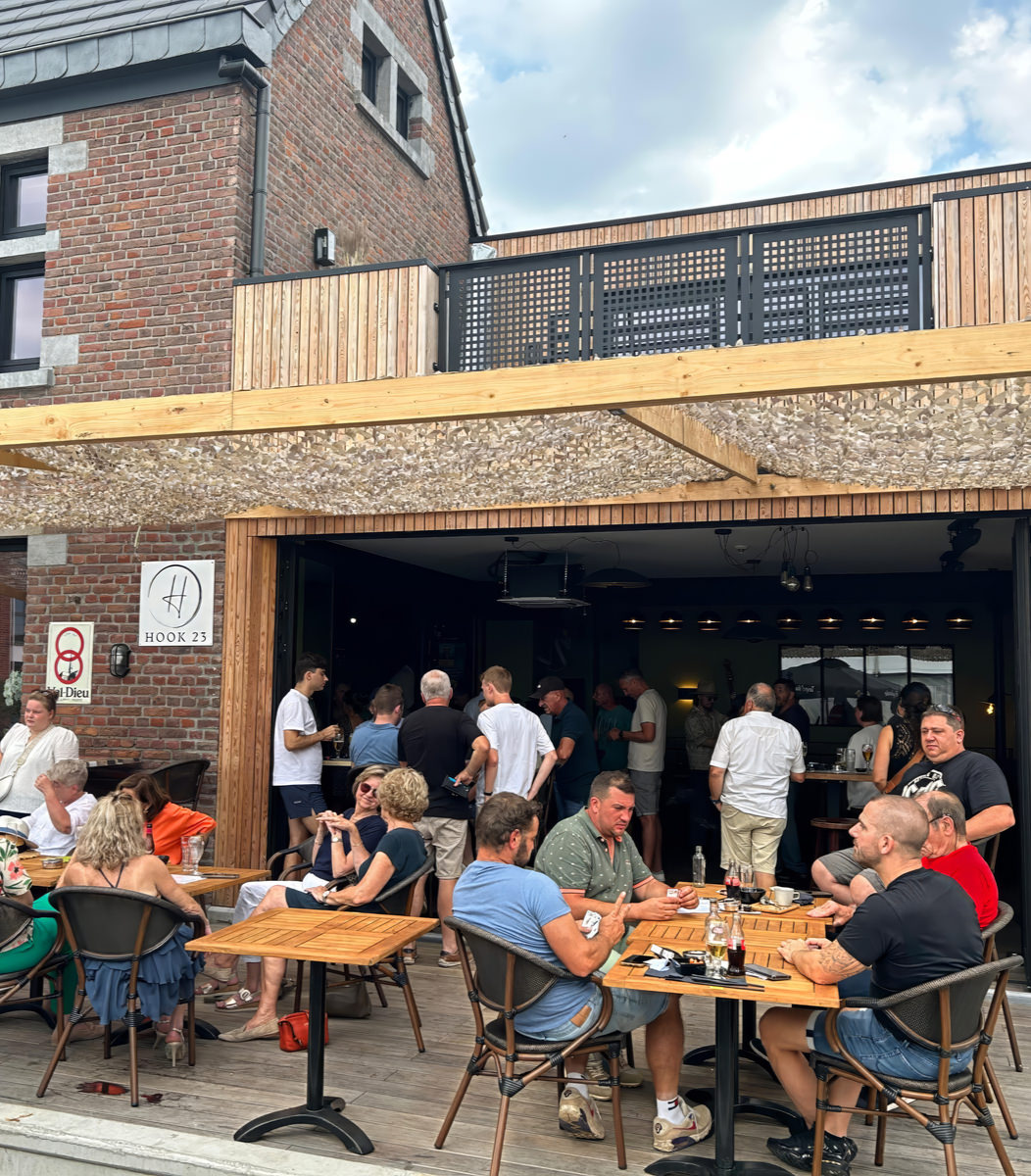 Hook 23 terras met mensen aan tafeltjes