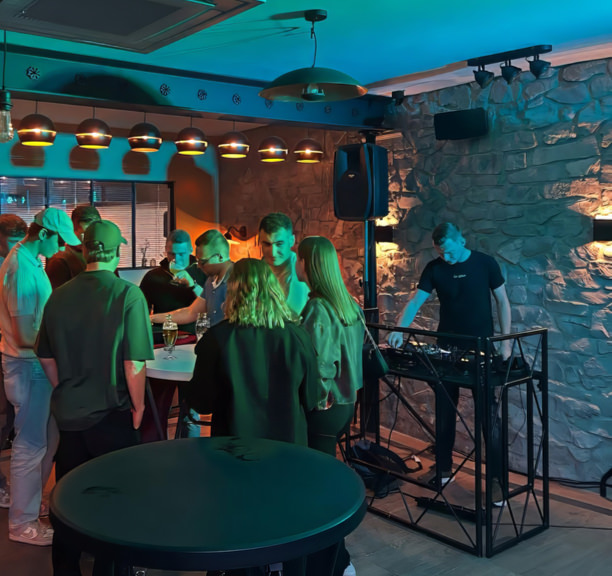 D.J. draait muziek in Hook 23