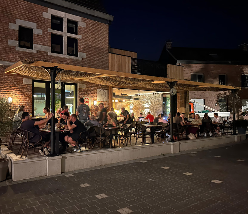 Terras Hook 23 in de avond