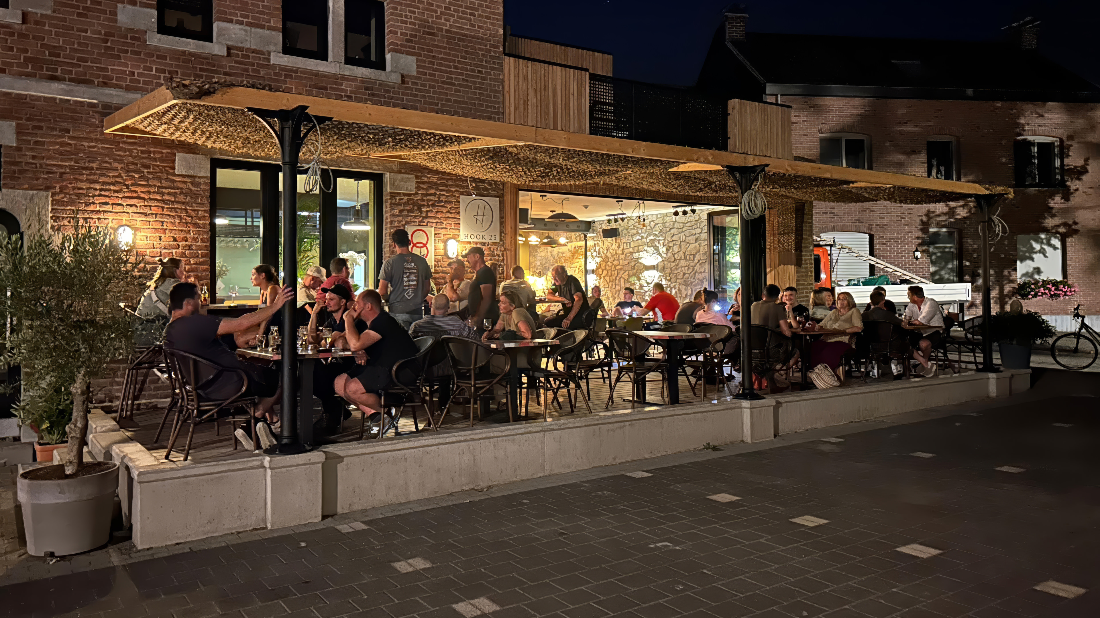 In het restaurant van hook-23 ziet alles er keurig uit