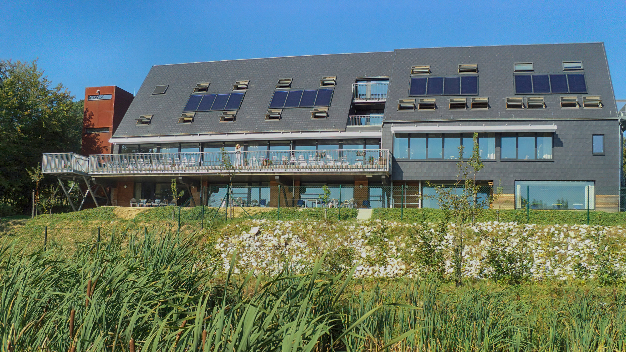 Large photo of the front view of Hostel de Veurs in the Voer region.