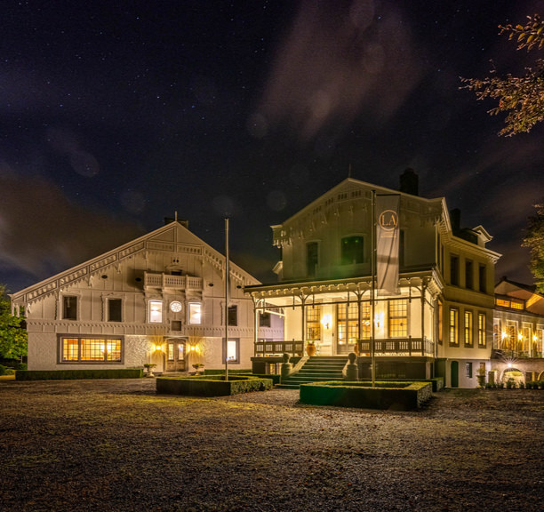 Landgoed Altenbroek in de nacht met mooi verlichte ramen