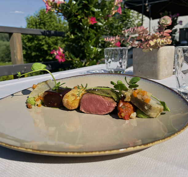 Plate with meat dish at Restaurant LUQS