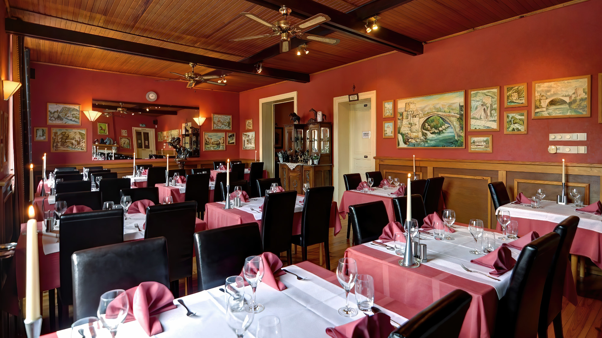 Impressie van het restaurant van Mostar met keurig ingedekte tafels
