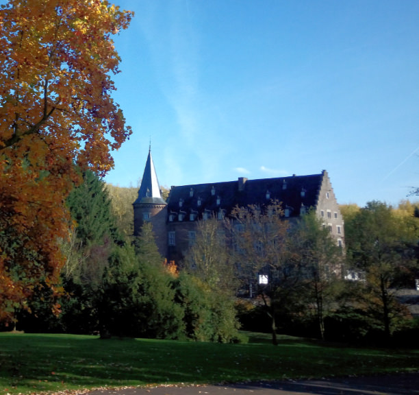 Groepsaccommodatie Notredame gezien door het bos