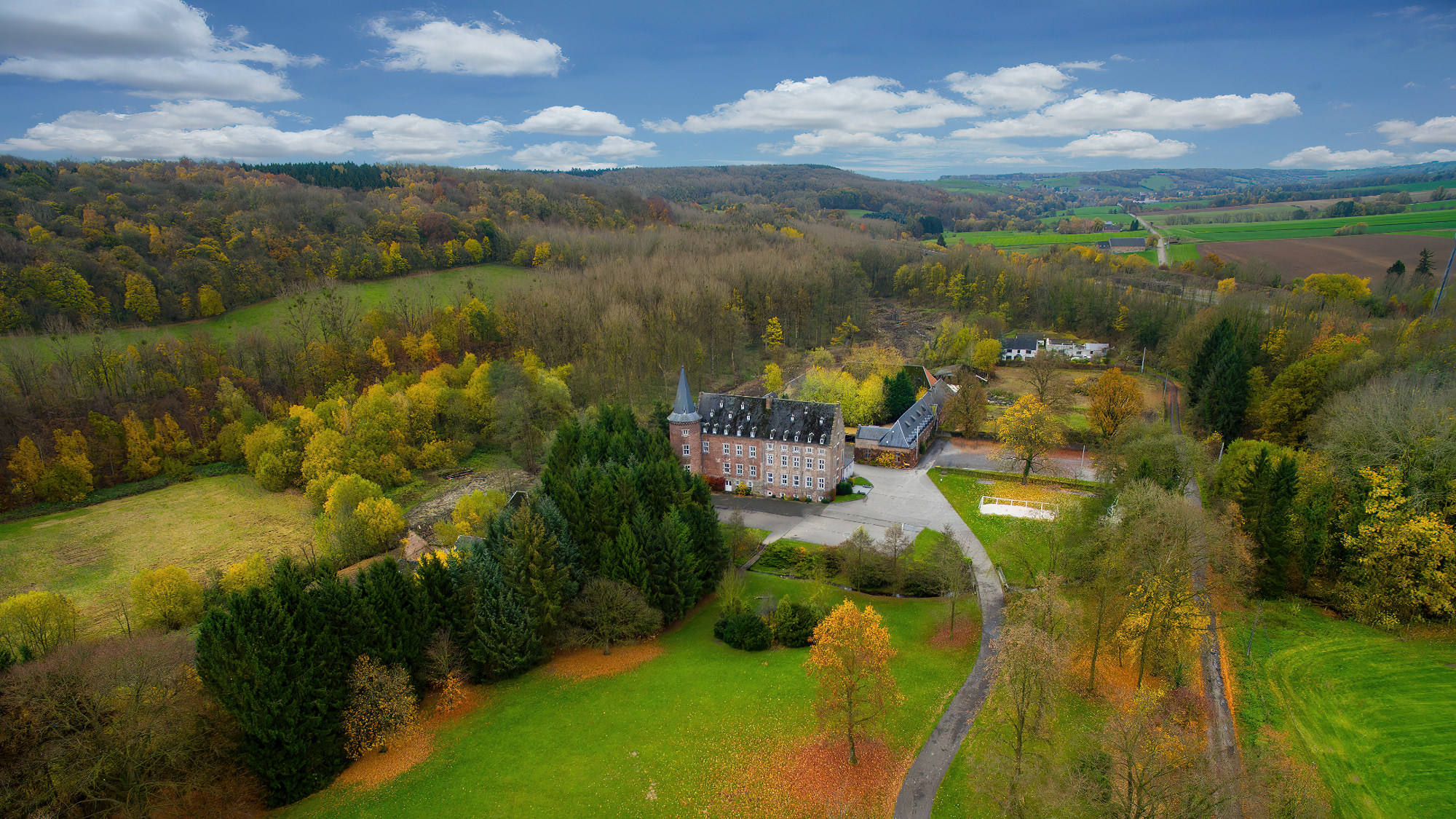 Luchtfoto van Groepsaccommodatie Notredame in Remersdaal