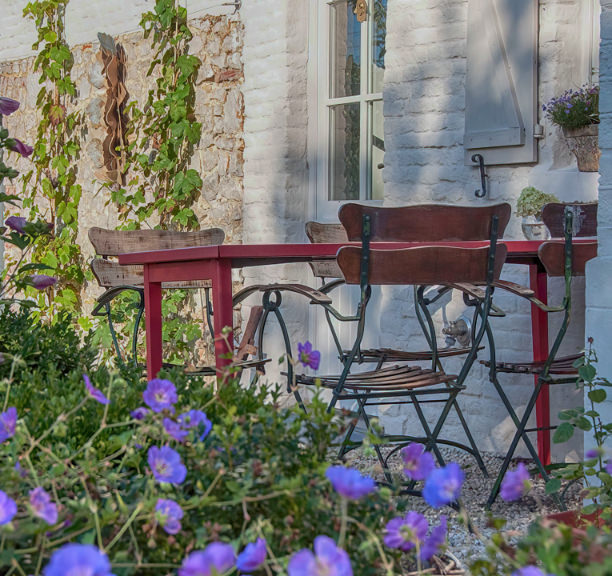 Tafel met stoeltjes in de tuin van Puur Teuven