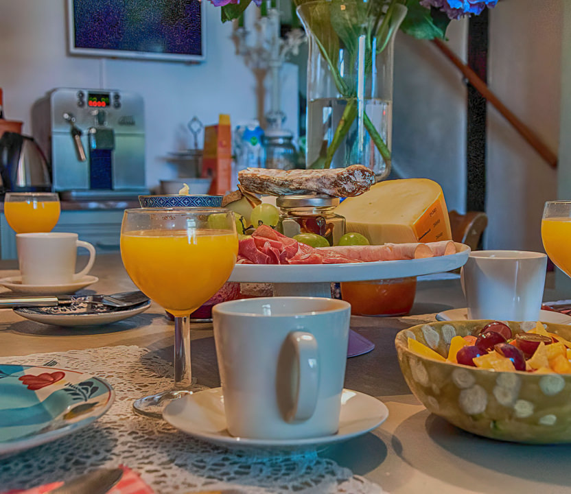 Leckeres Frühstück mit frischem Orangensaft und Sandwiches im Puur Teuven