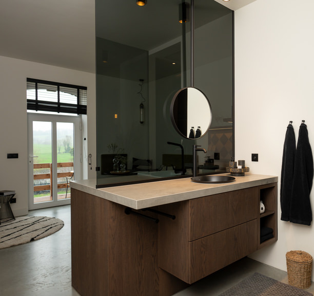 Badkamer en woonkamer van Hoeve de Bies