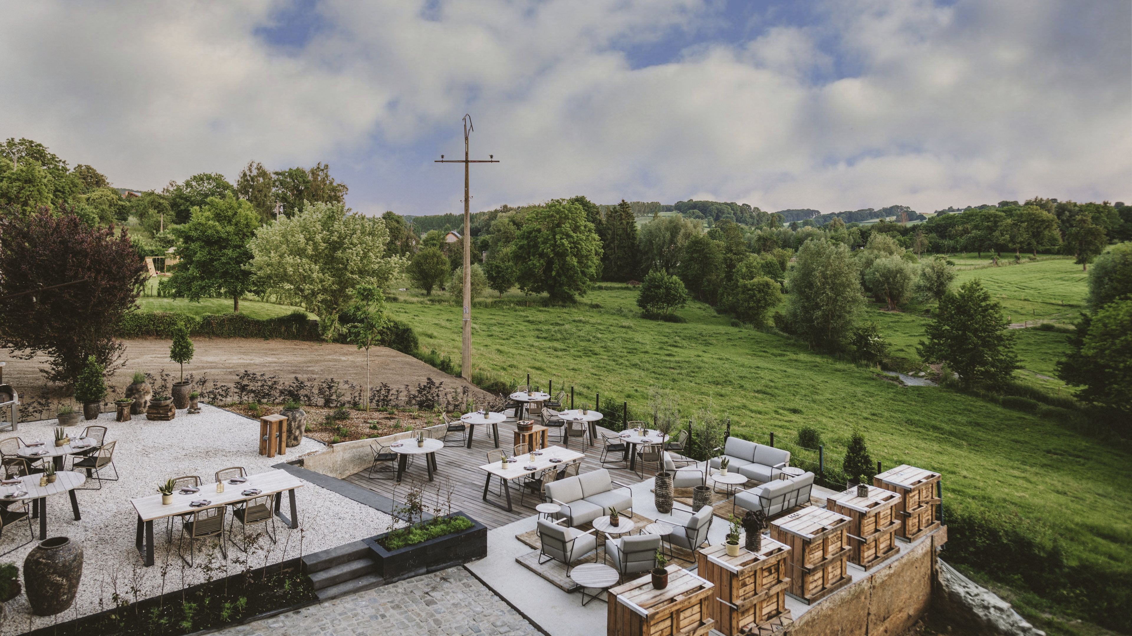 Het terras met panorama van Hoeve de Bies