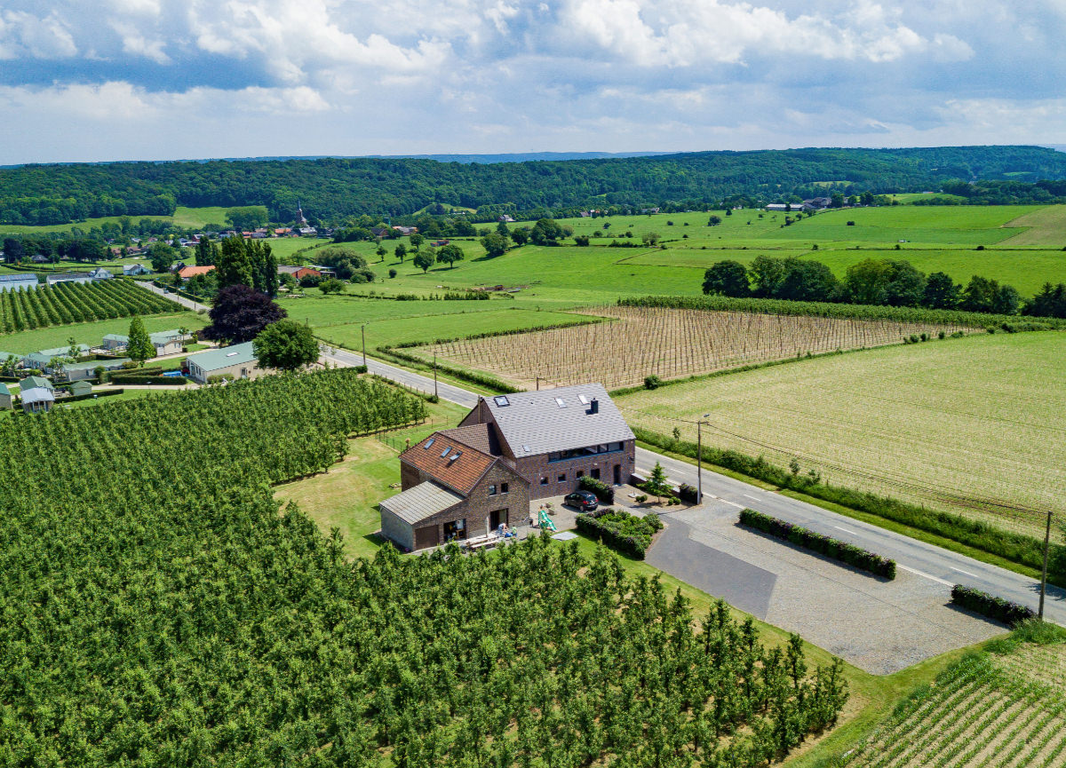 Gesamtansicht von Varnhof Landhuis in Teuven, Belgien