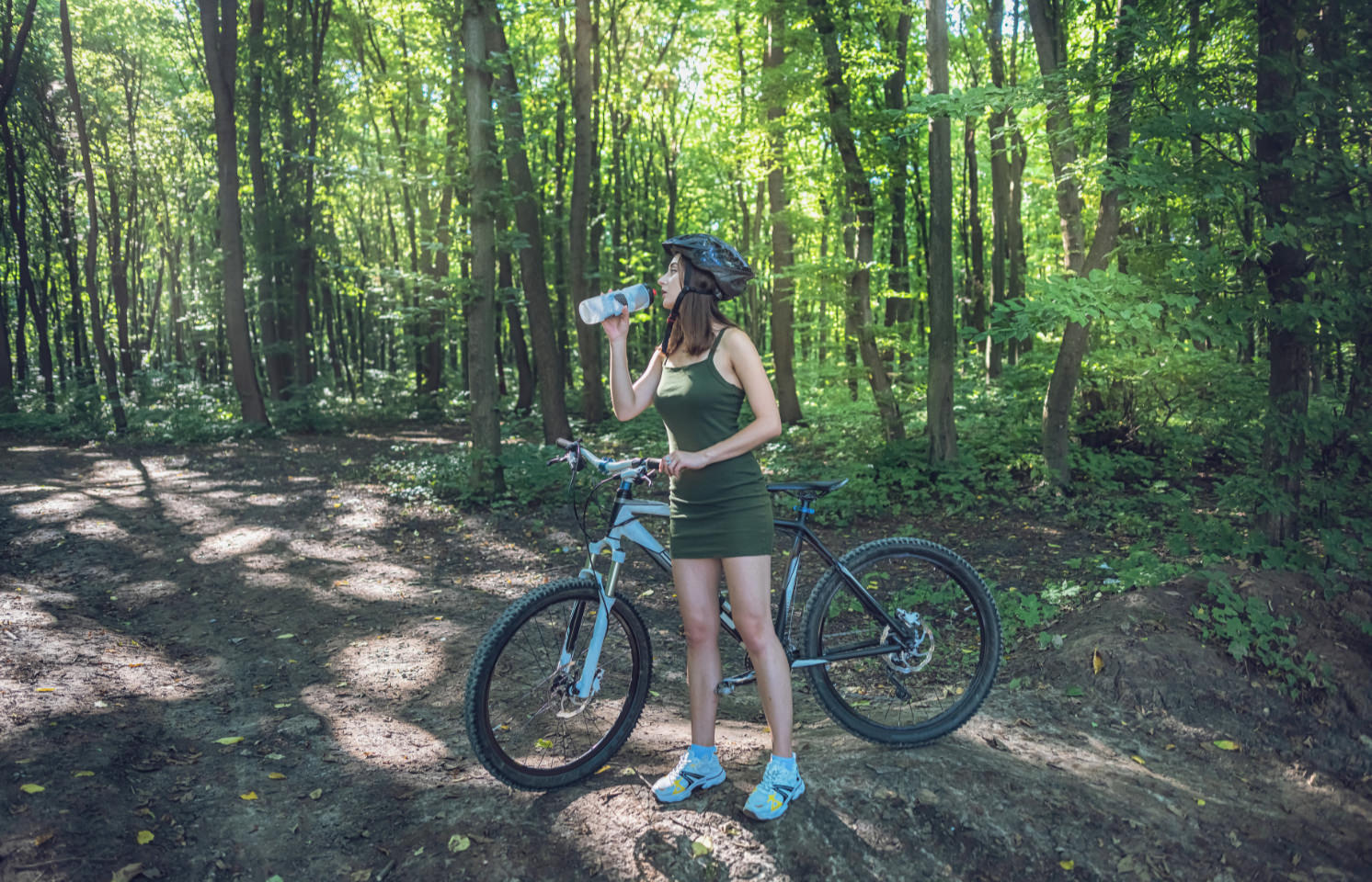 Des cyclistes traversent un village de la région de Voer