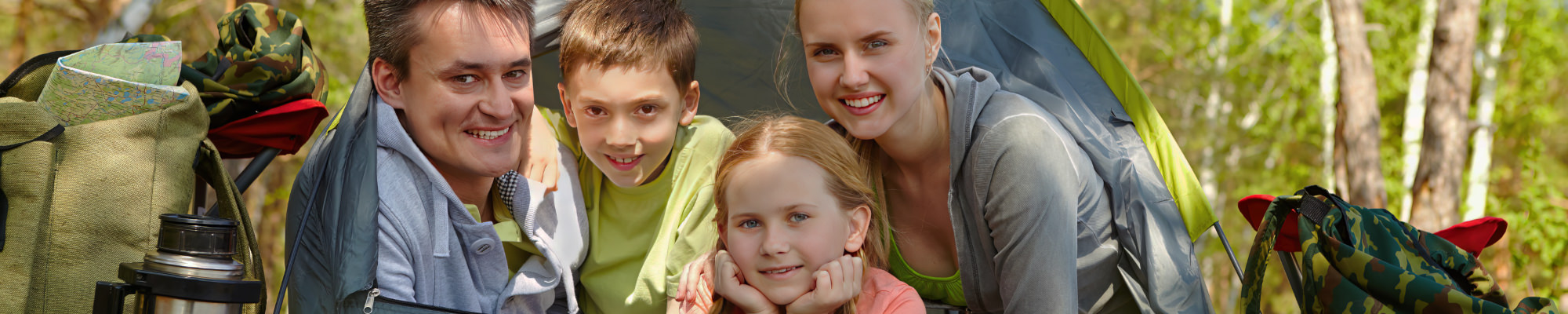 Header camping familie in tent