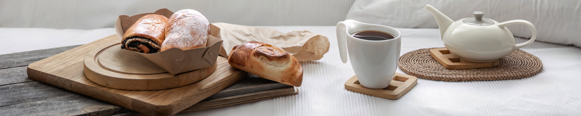 Koffie en broodjes als lekker ontbijt in een gastenkamer