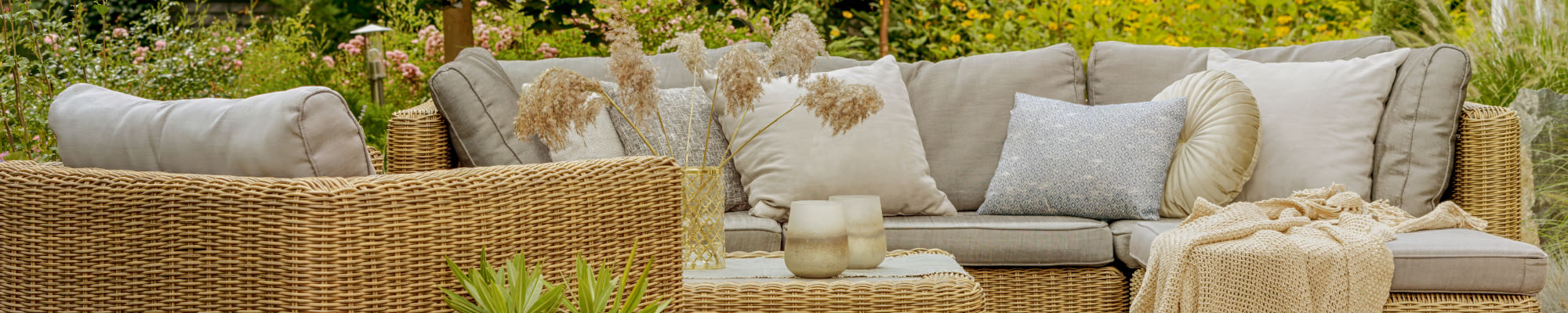 Ein Sofa im Freien in einem Ferienhaus in der Voer-Region