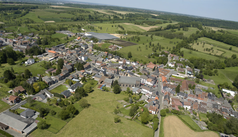 Luchtfoto van het dorpje Sint-Martens-Voeren in de Voerstreek