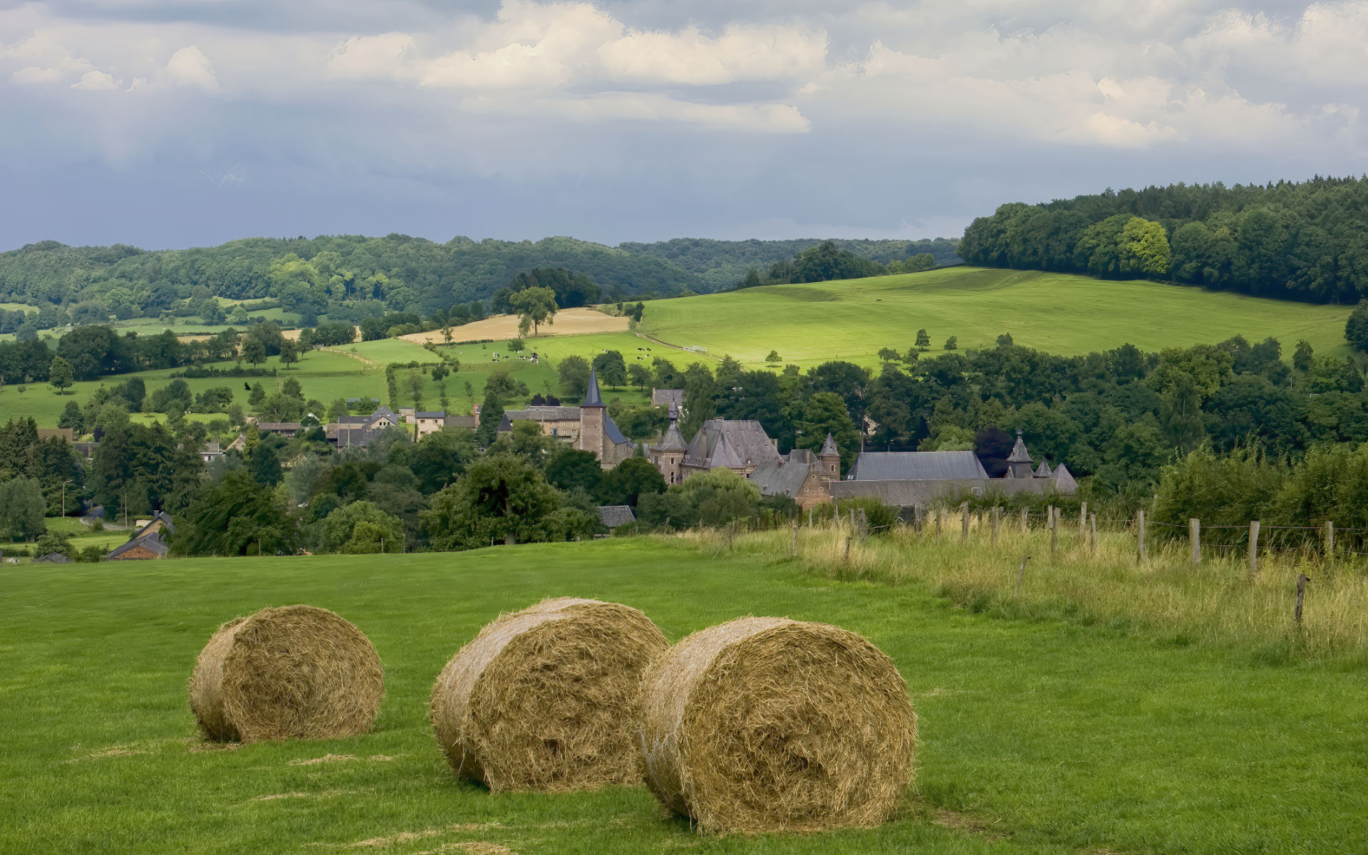 Kasteel in het heuvelachtig landschap van de Voerstreek