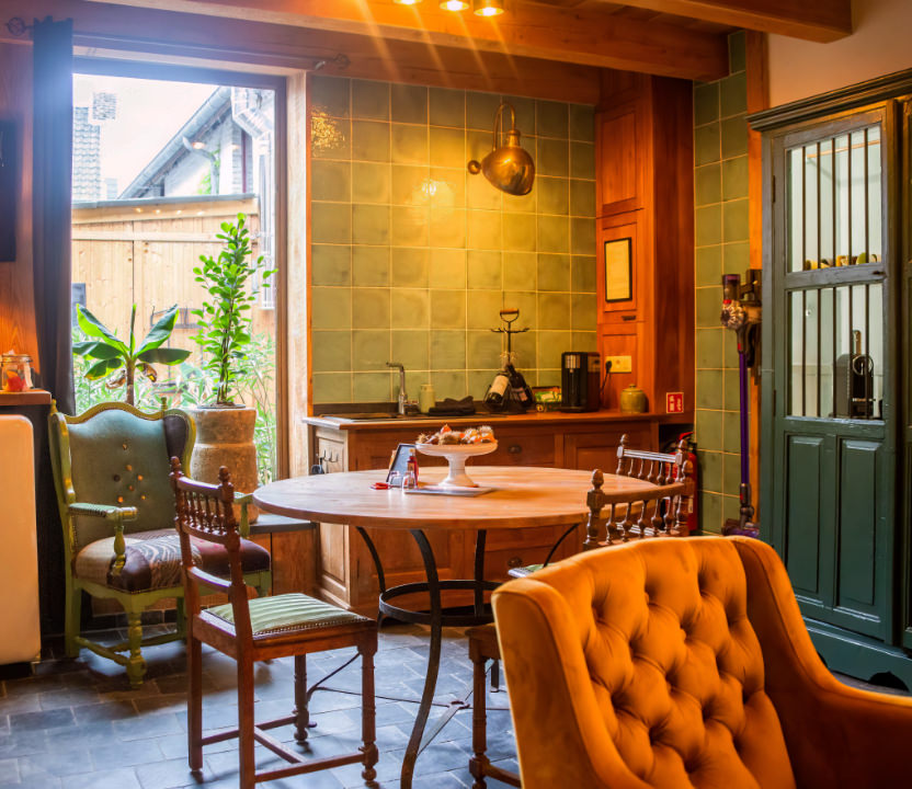 Woonkamer met brocante spullen