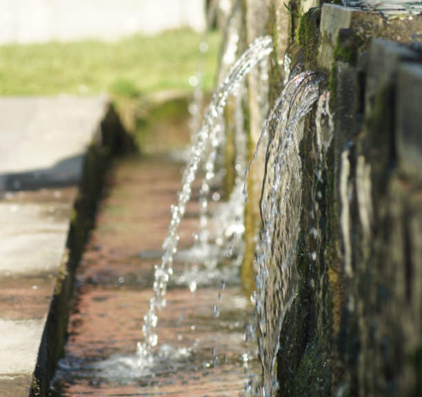 Een bron waar water uit stroomt in De Voerstreek