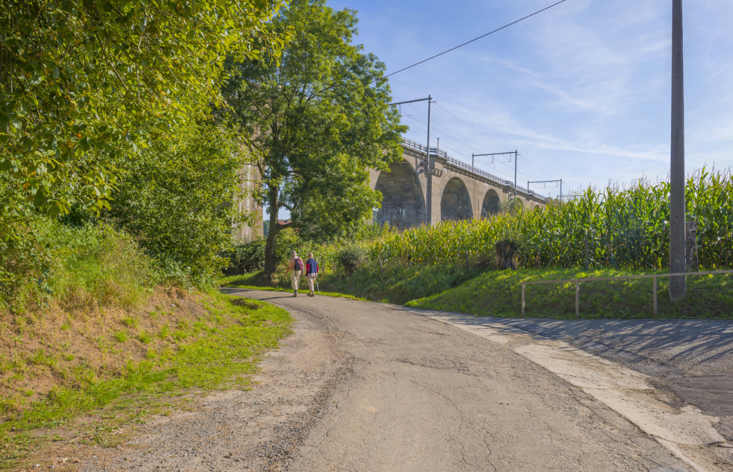 Randonneur marche sous viaduc ferroviaire dans la région de Voer